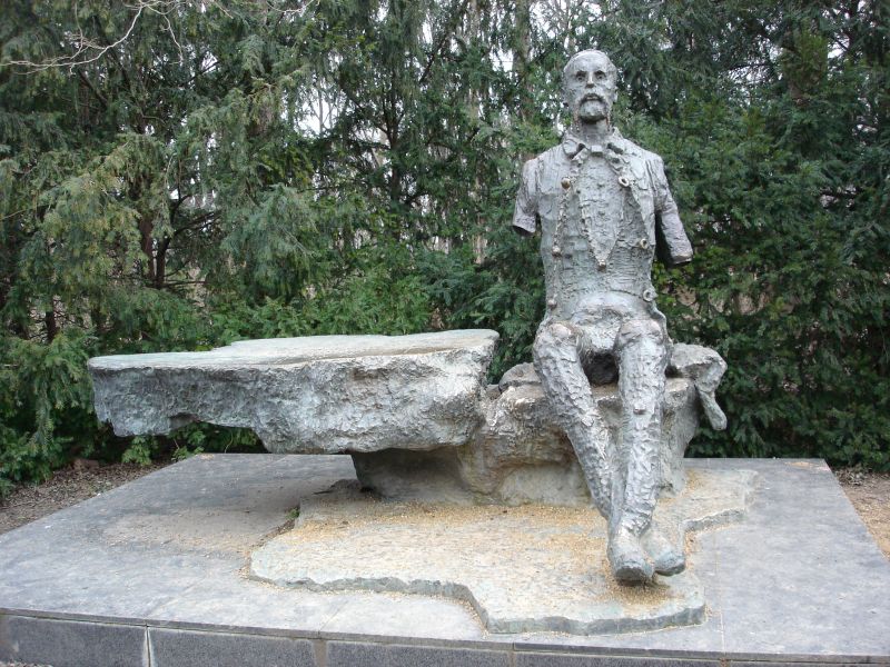 Levágták a margitszigeti Madách-szobor másik karját is