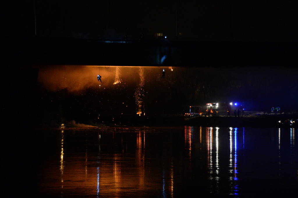 Illustration for article titled Tizenkét órán át égett egy híd Varsóban