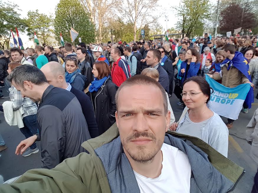 Illustration for article titled Ne írd alá János!