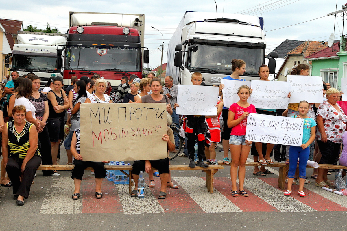 Főutakat zártak le Kárpátalján, a mozgósítás ellen tiltakoznak