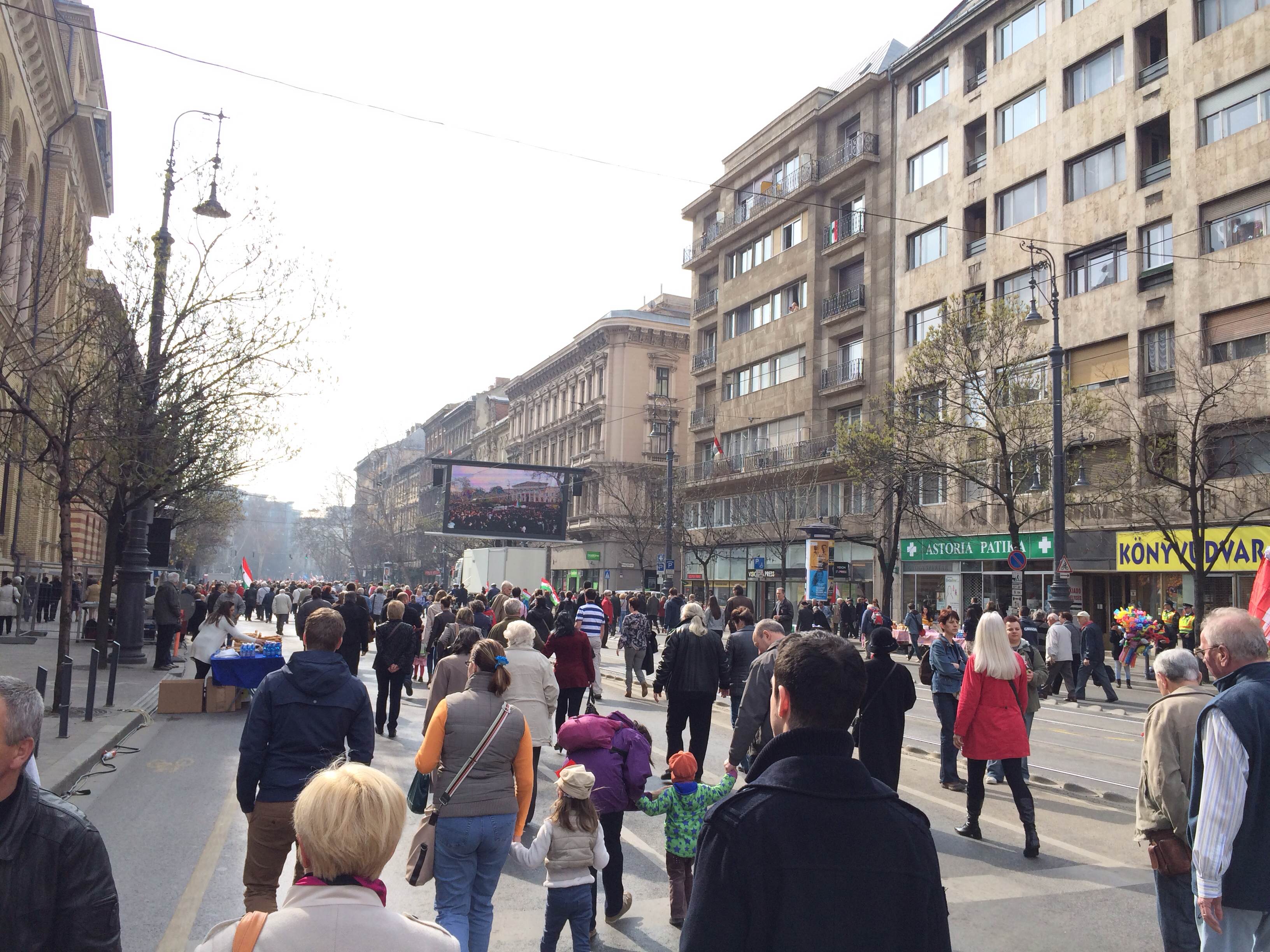 Illustration for article titled Március 15. - Pajkos esőcseppek a kopasz fejeken (Percről percre)