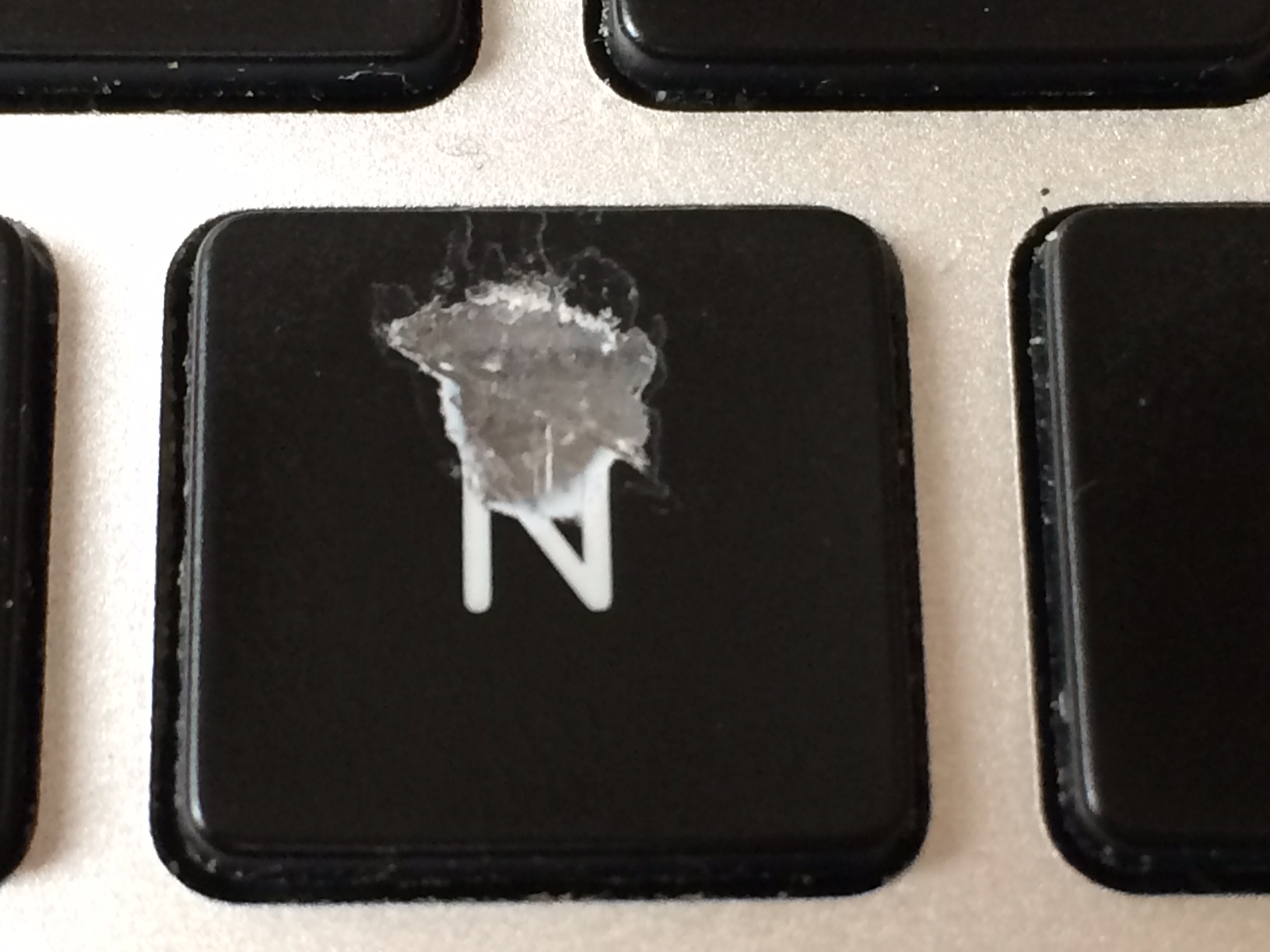 Kipukkadt a Macbook-lufi, egy év alatt szétvertem a drága gépet