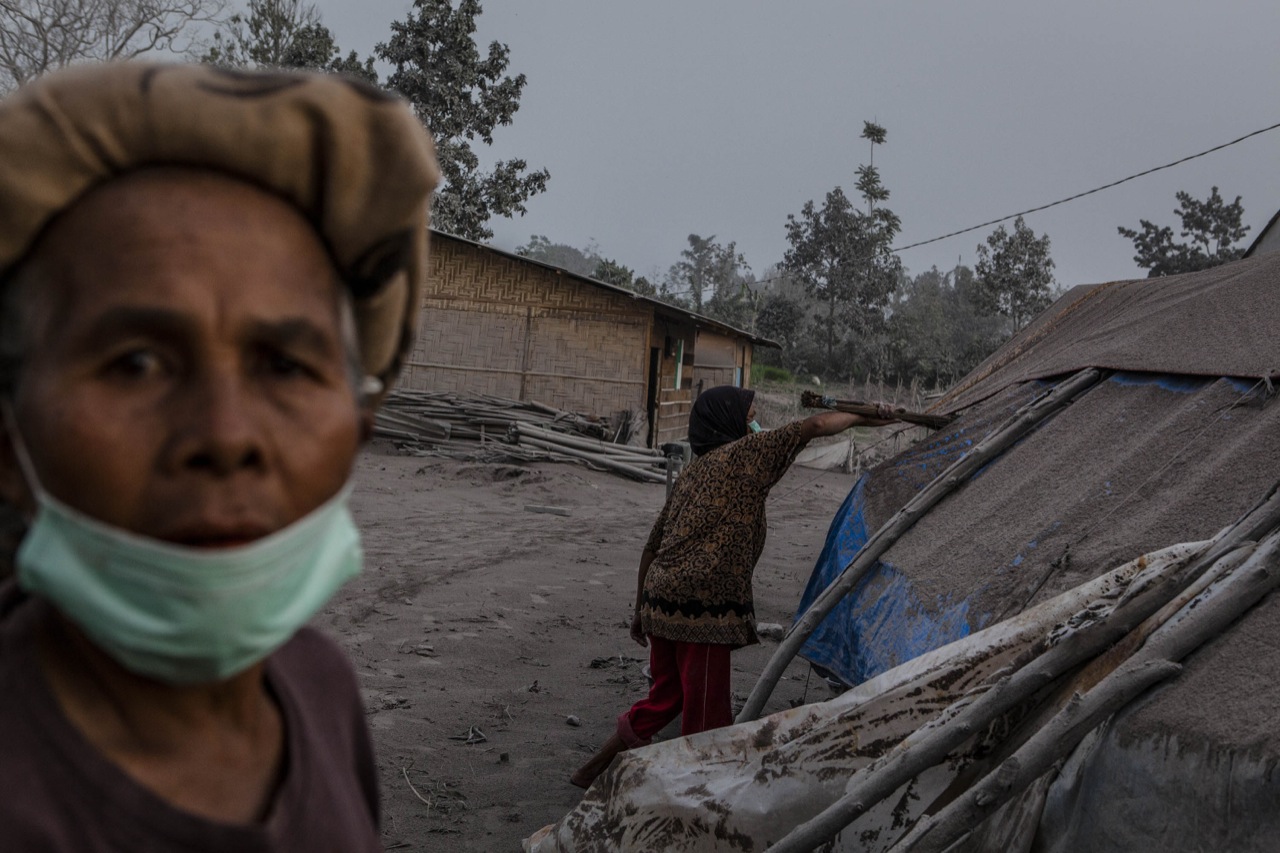 Illustration for article titled Ez a tűzhányó egyszerűen nem bír magával