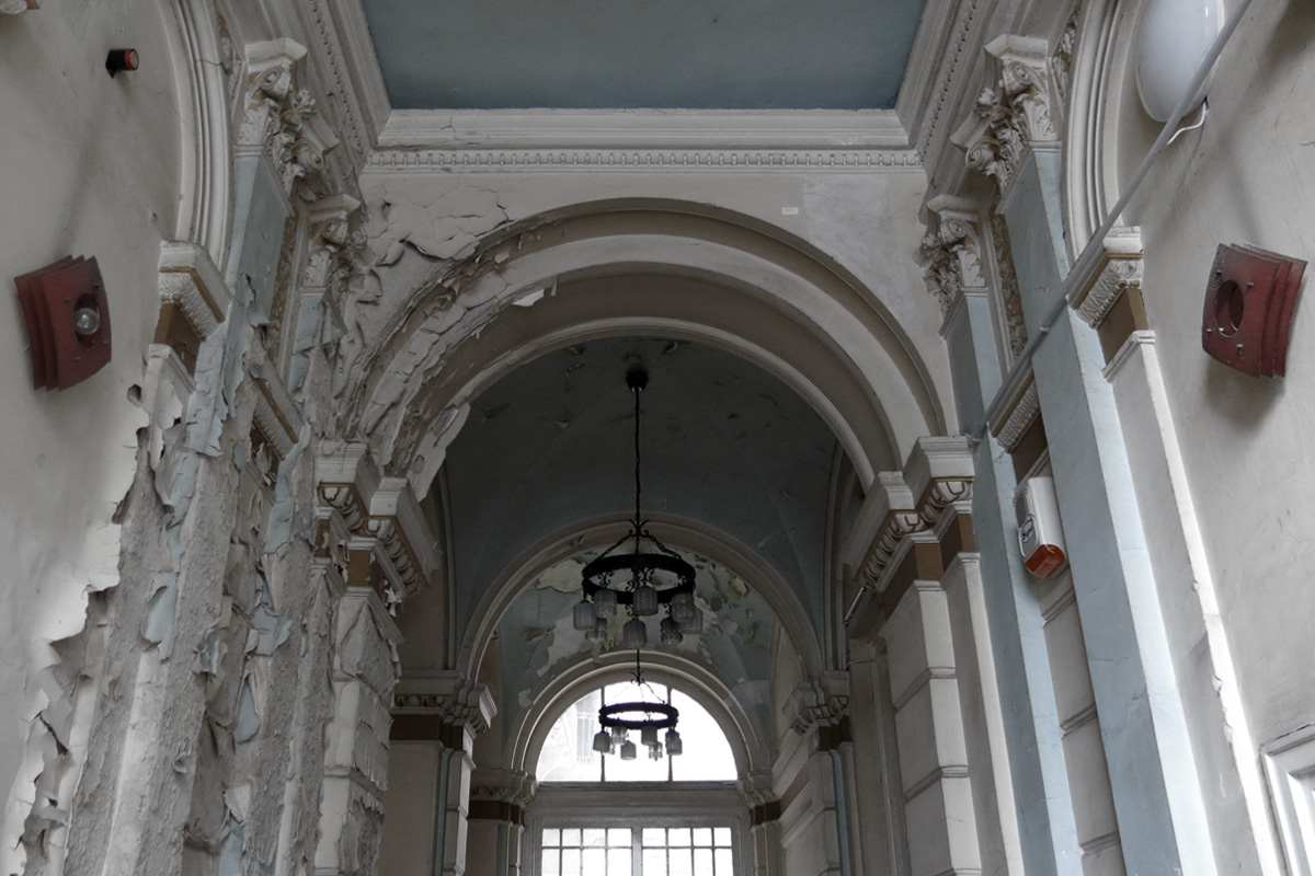 Illustration for article titled Ebbe az Andrássy úti bérpalotába költözik a Cink