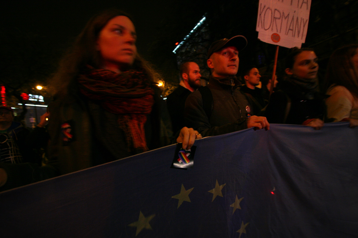 Illustration for article titled Tömegek követelték a Vida Ildikó és Orbán Viktor lemondását