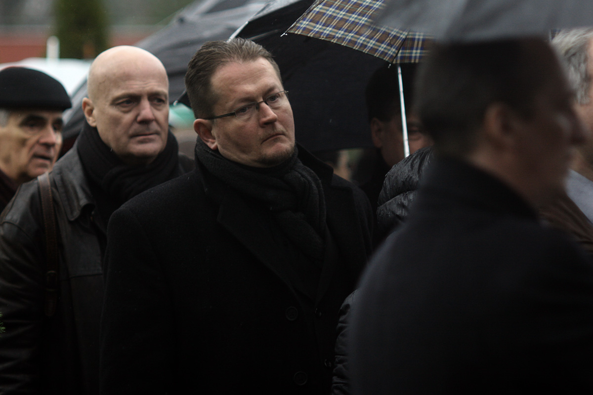 Illustration for article titled Elég egy szálat elszakítani – ma temették Borbély Szilárdot