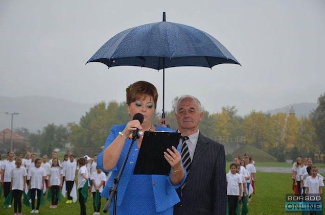 Nem járhat minden kiskorú mellé egy esernyős Fidesz-ember is
