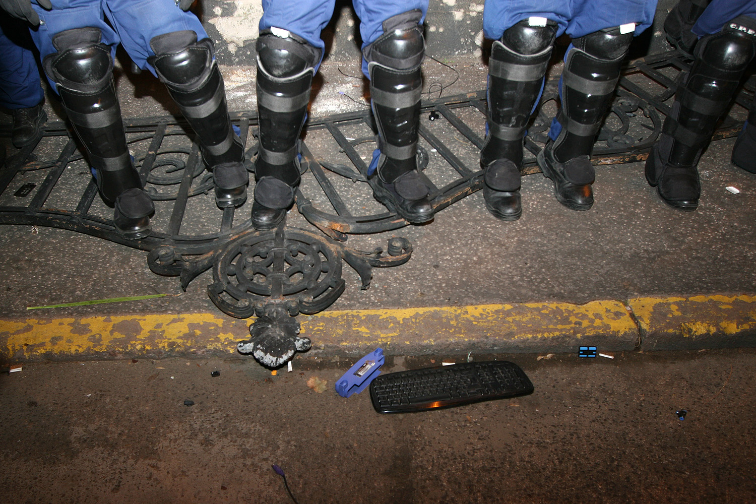 Illustration for article titled Demszky Gábor is ott volt a Fidesz székház ostrománál