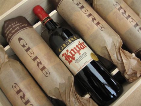 Gere Attila az asztalra csap egy pohár Kopárral