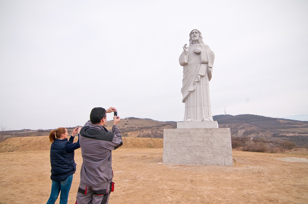 Palacsintává lapított engem a tarcali Jézus 50 tonnás súlya