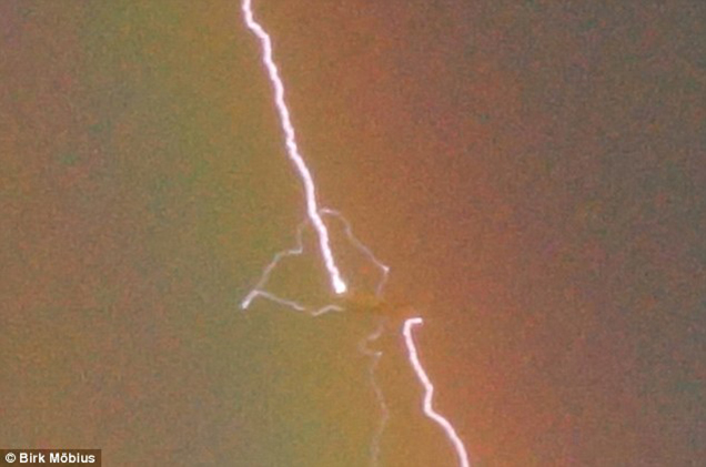 Illustration for article titled Villám csapott a repülőbe – elképesztő fénykép készült róla