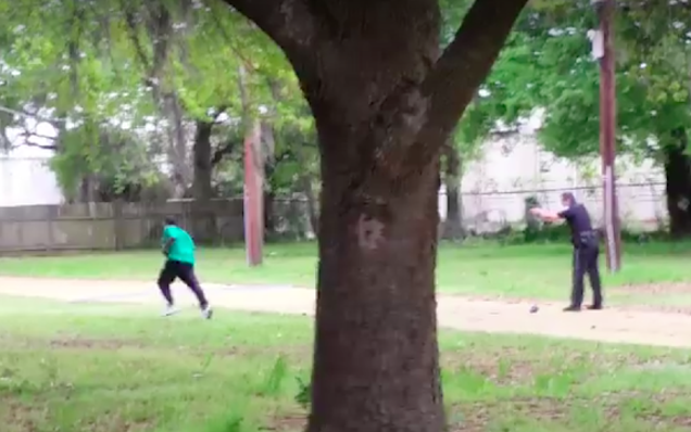 Ismét fehér amerikai rendőr lőtt agyon egy fekete férfit