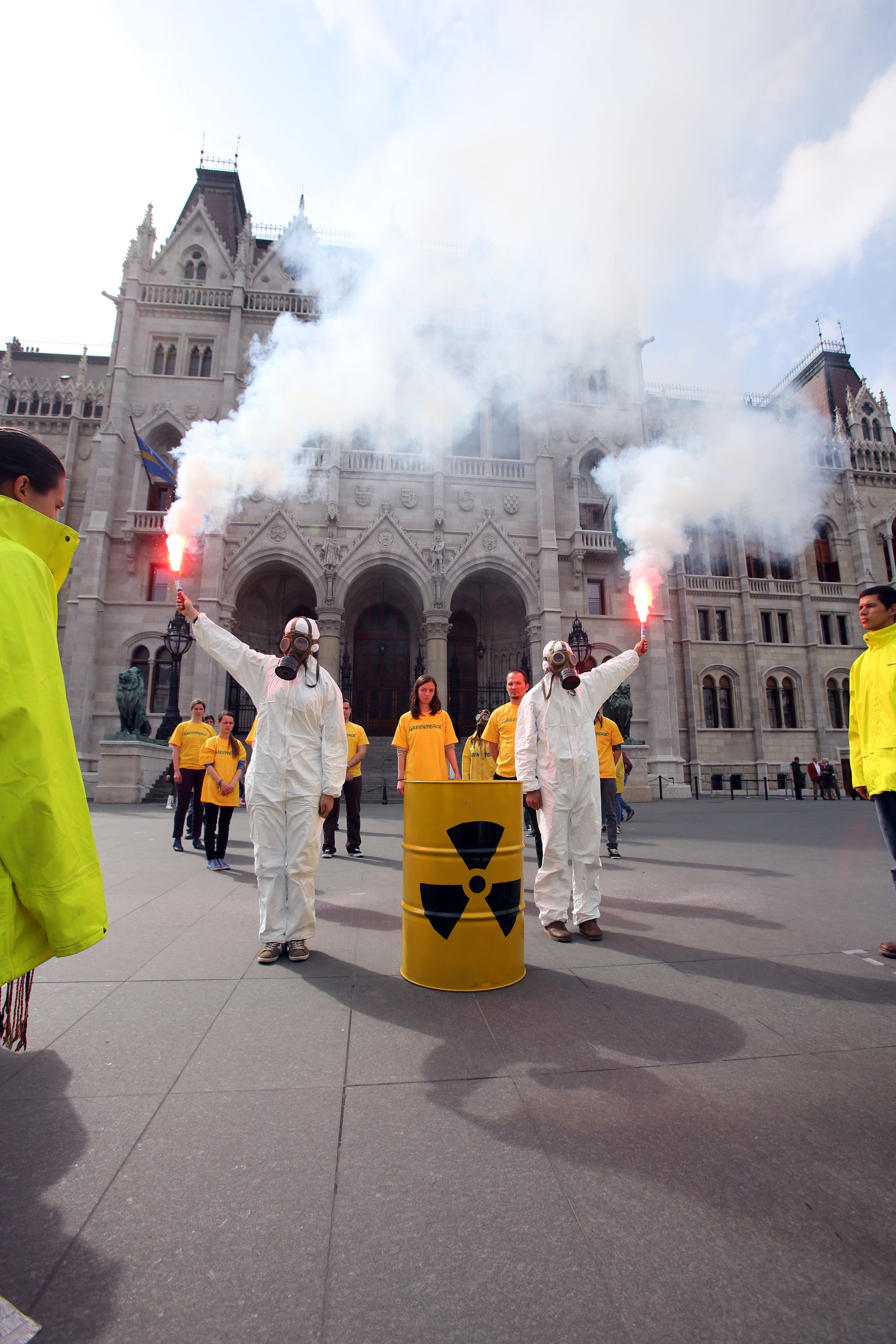 Illustration for article titled A Greenpeace is felavatta az új Kossuth teret