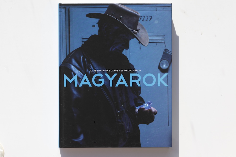 Illustration for article titled A könyv, amiben együtt pózol Orbán, Uj, Törőcsik András és Grafitember