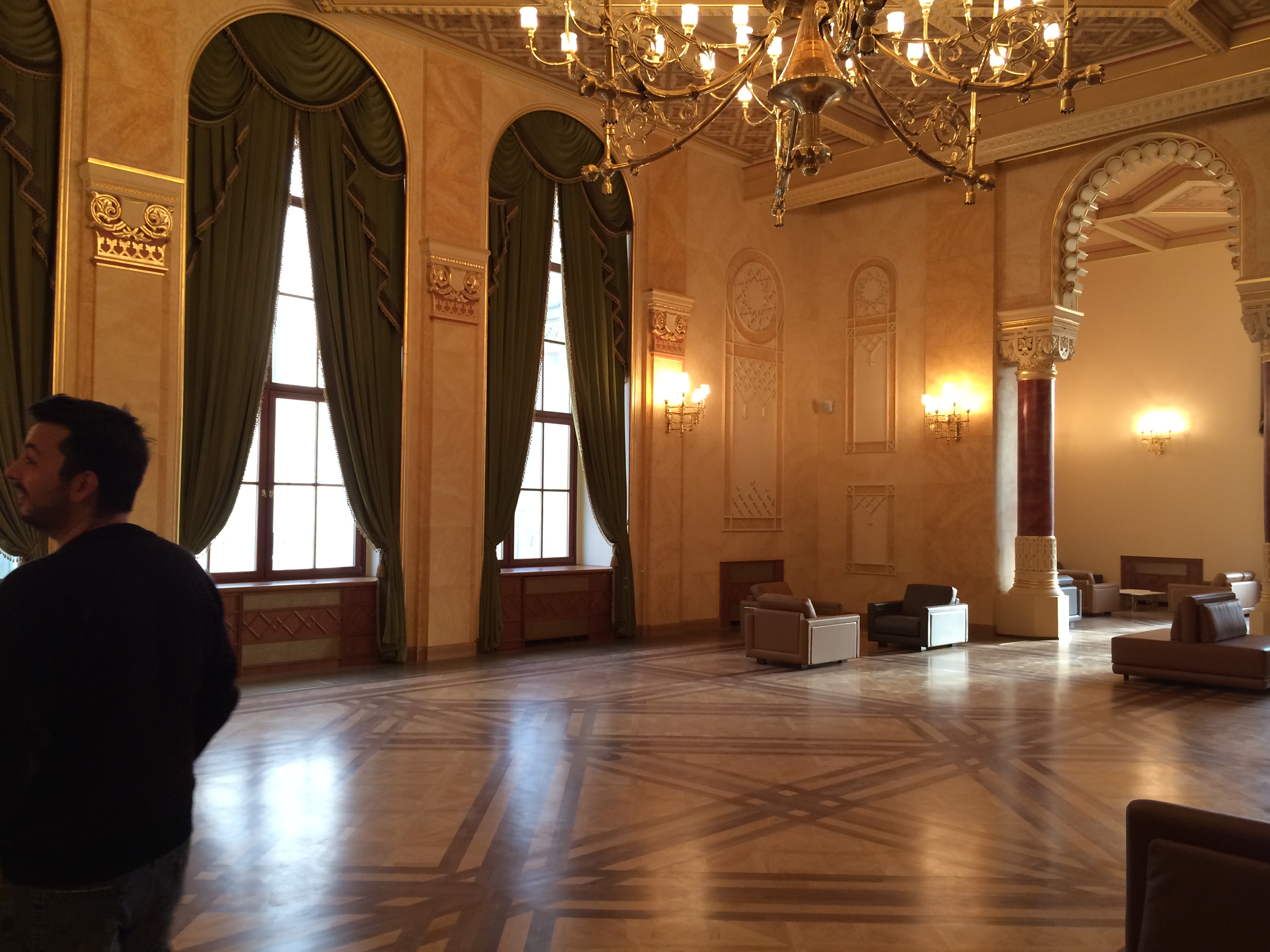 Illustration for article titled Pinaasztal mögött szivarozhat Fekete György az Aranykalickában