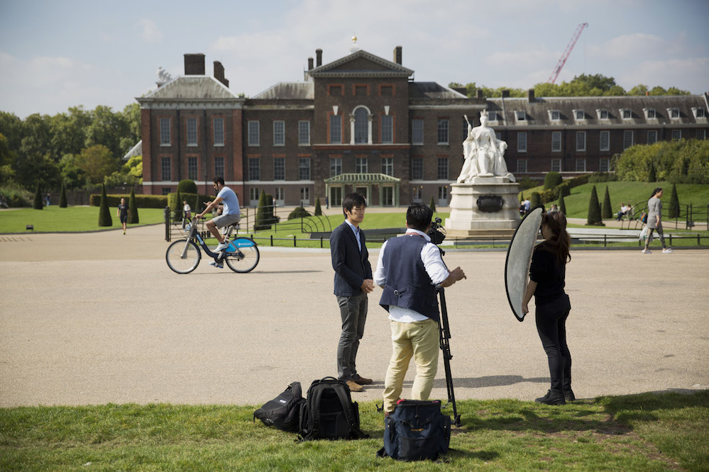 Kitaláltátok, mit keresnek japán tévések a Kensington-palota előtt?