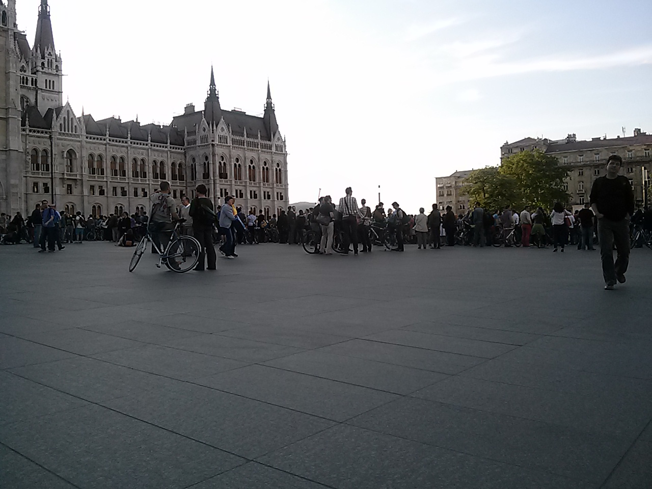 Illustration for article titled 2000 ember tapsolta az Origót a Dob utcában