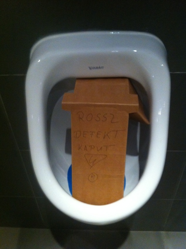 Illustration for article titled Minden idők leghitlerebb elromlottapiszoár hibaüzenete