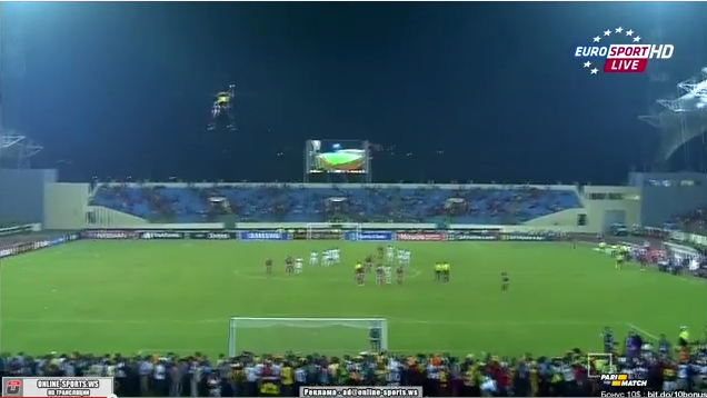 Soha nem látott képek: helikopterrel oszlatták a tömeget a stadionban