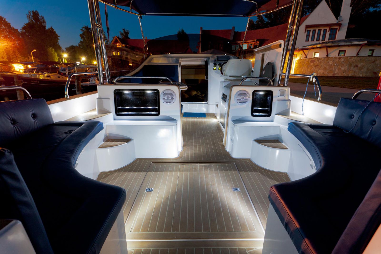 Illustration for article titled Itt az igazi orbánikum, a milliárdos politológus