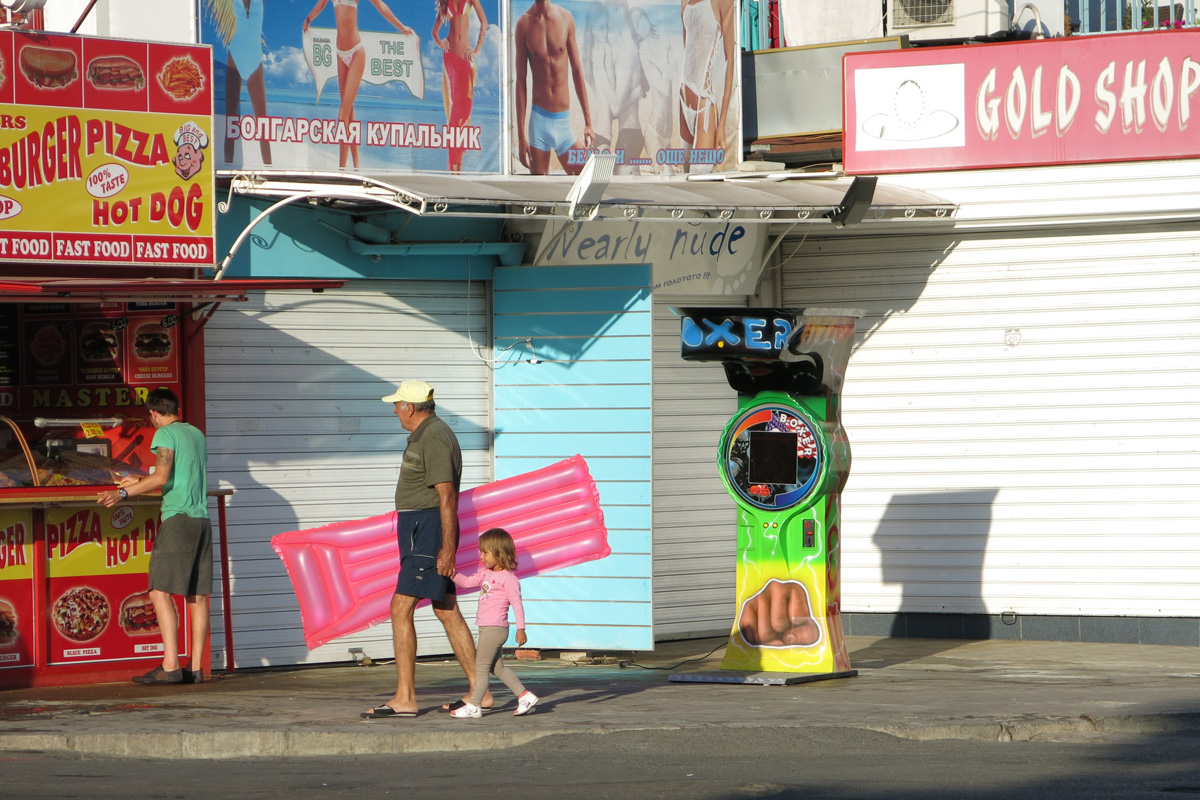 Illustration for article titled Siófok szorozva ezerrel – egy hét szenvedés a Naposparton