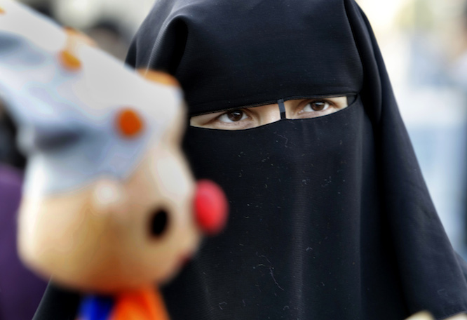 Kidobtak egy nikábot viselő muszlim nőt a párizsi operaházból