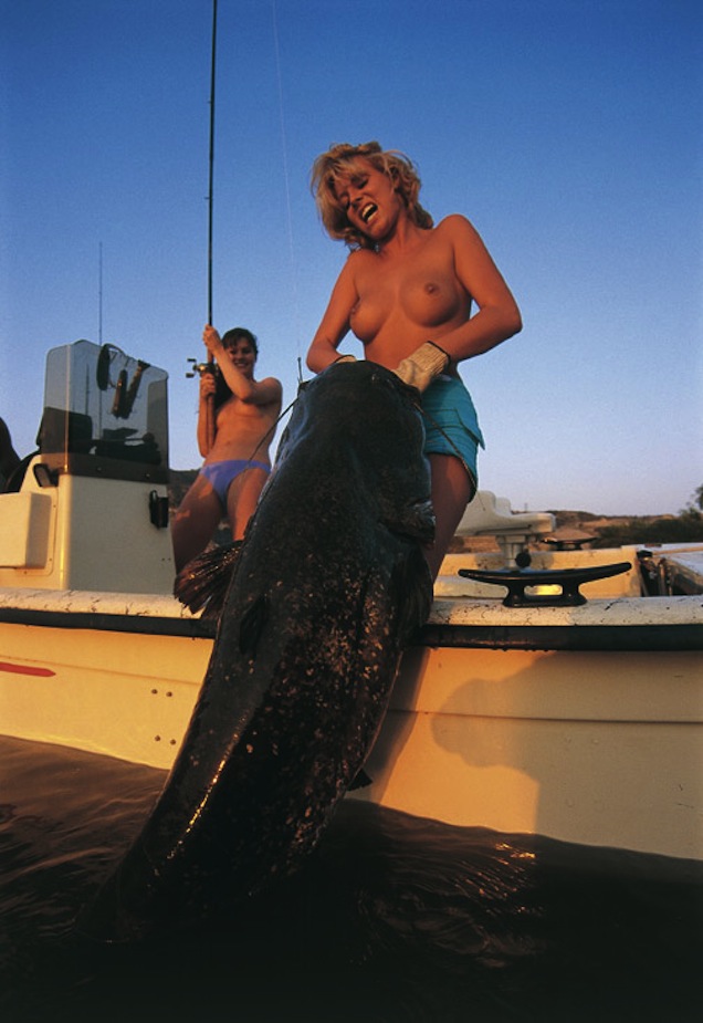 Illustration for article titled Egyre népszerűbb a csöcsös nő+csücsörítő ponty párosa (18+)