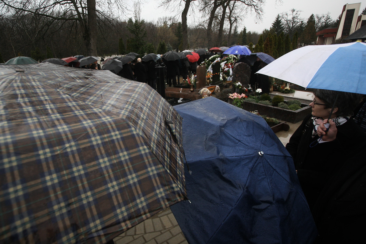 Illustration for article titled Elég egy szálat elszakítani – ma temették Borbély Szilárdot