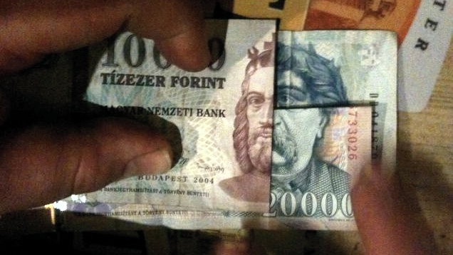 Forog, erősödget-gyengülget, áll a forint