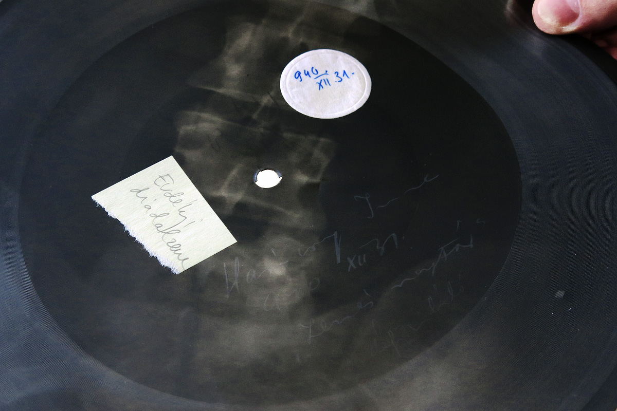 Illustration for article titled Micsoda punkság volt betiltott zenéket röntgenlemezeken terjeszteni!