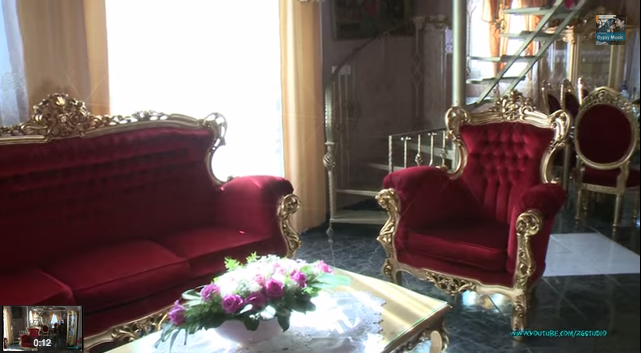 Illustration for article titled Rózsaszín óriáslimóval mentek Dzsesszika keresztelőjére