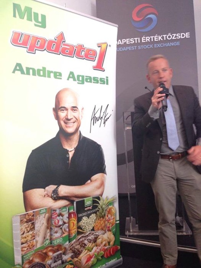 Az ifj. Knézy Jenőre maszkírozott Agassi lett Norbi reklámarca