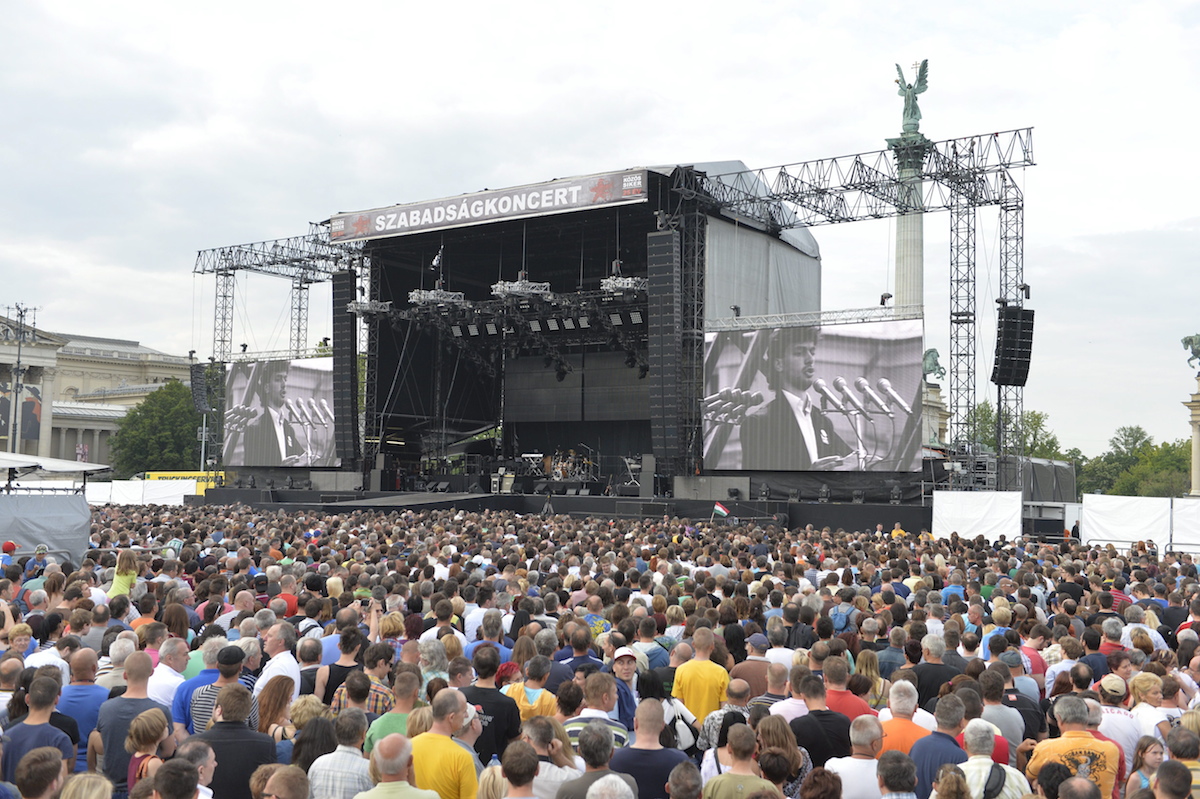 Ezek az emberek mind nem nézik, ahogy a németek verik a portugálokat