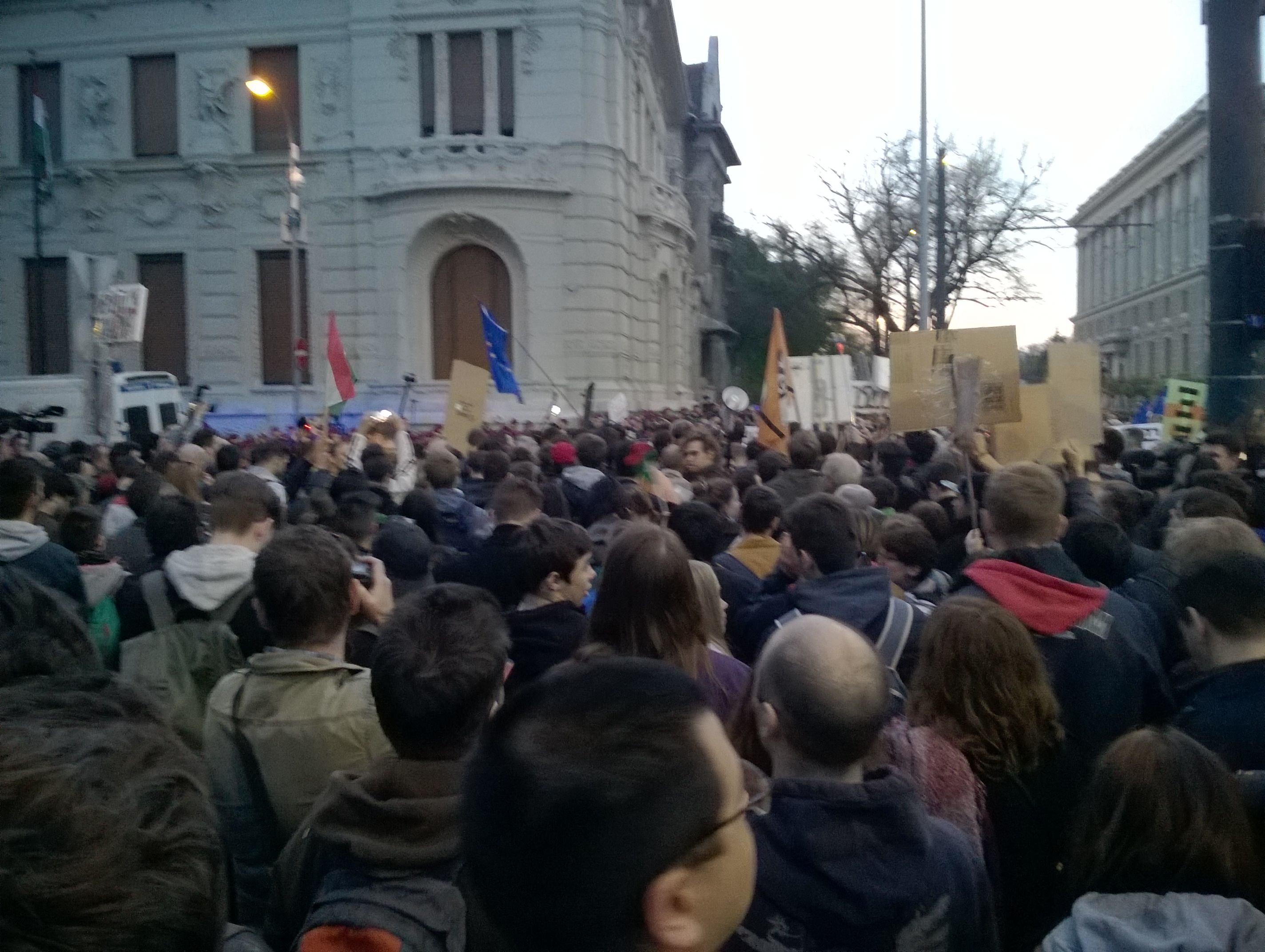 Illustration for article titled A Hősök és a Bajszos Szarem/em