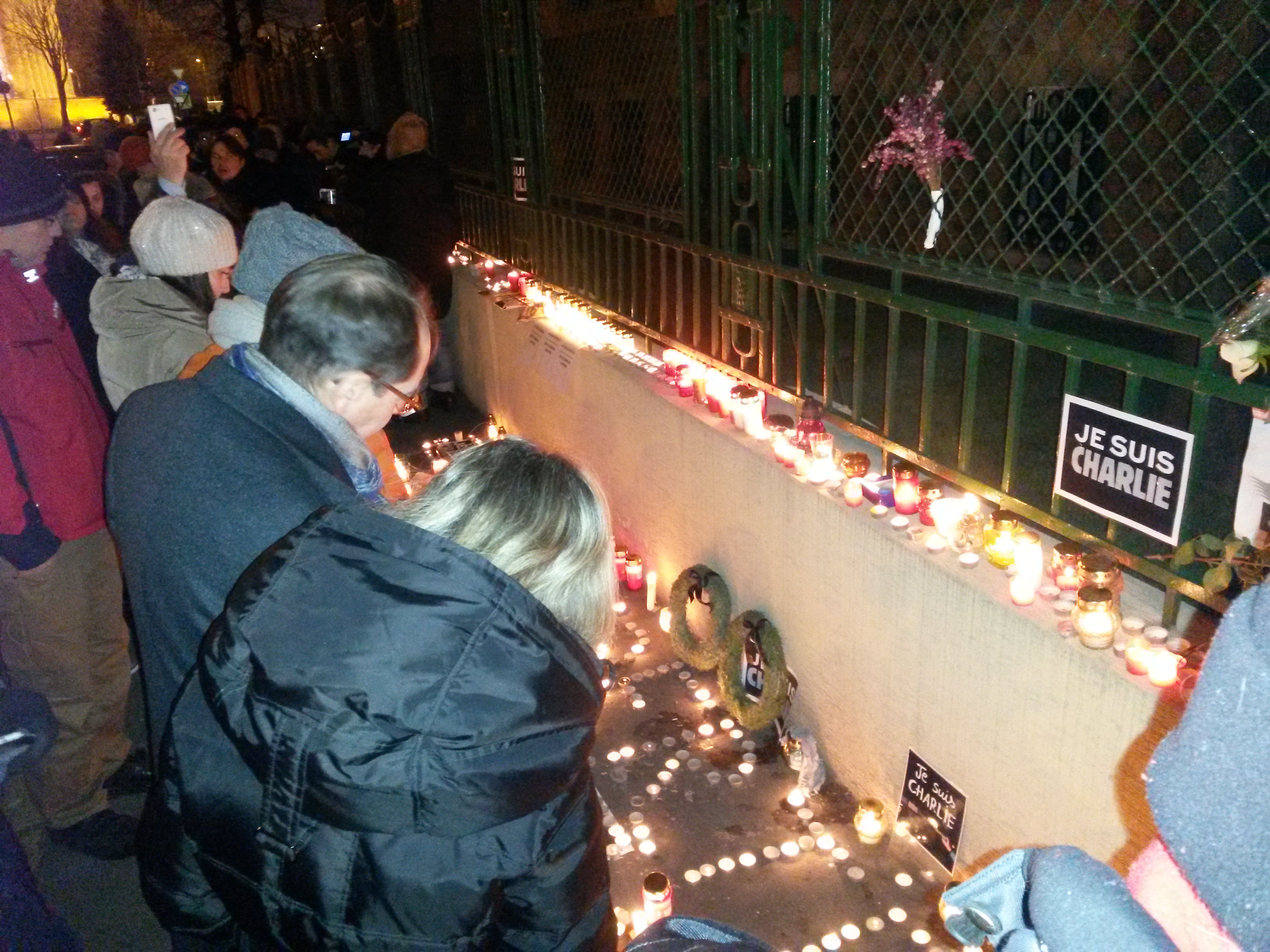 Illustration for article titled Mécsesek a francia nagykövetség előtt