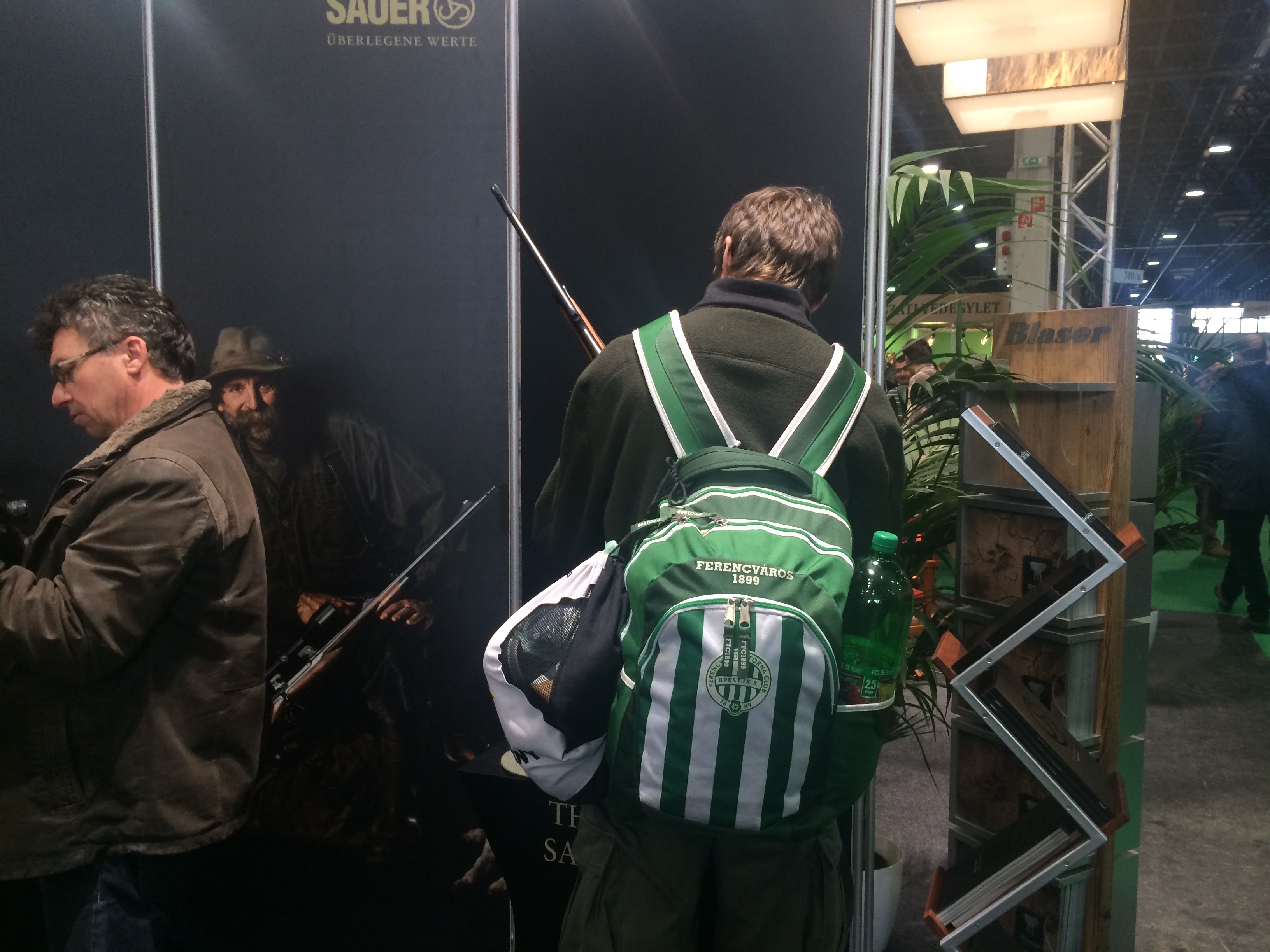 Illustration for article titled Így buliznak döglött állatokkal az ország legidiótábban öltözött emberei