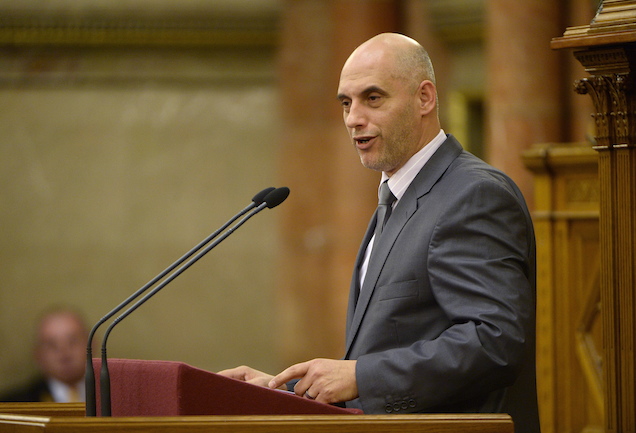 Ami a jobboldalon történik, az paródia