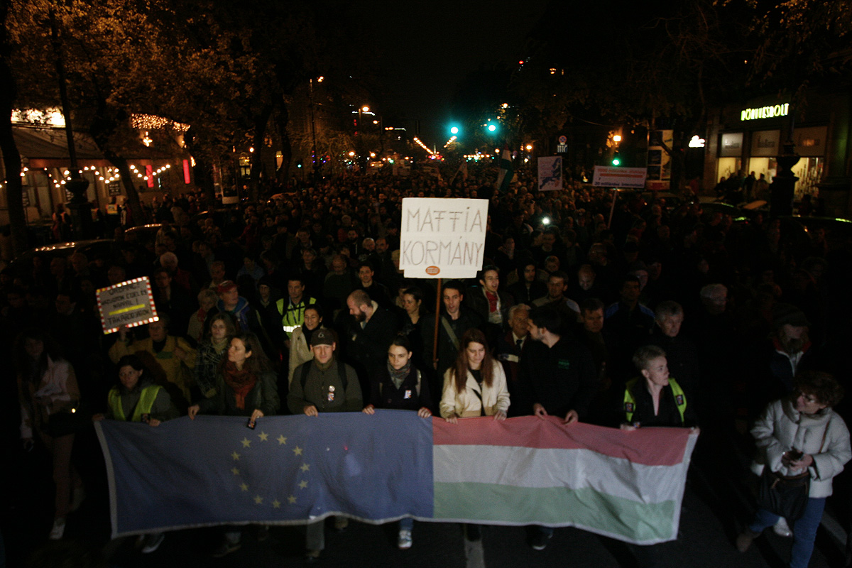 Illustration for article titled Tömegek követelték a Vida Ildikó és Orbán Viktor lemondását