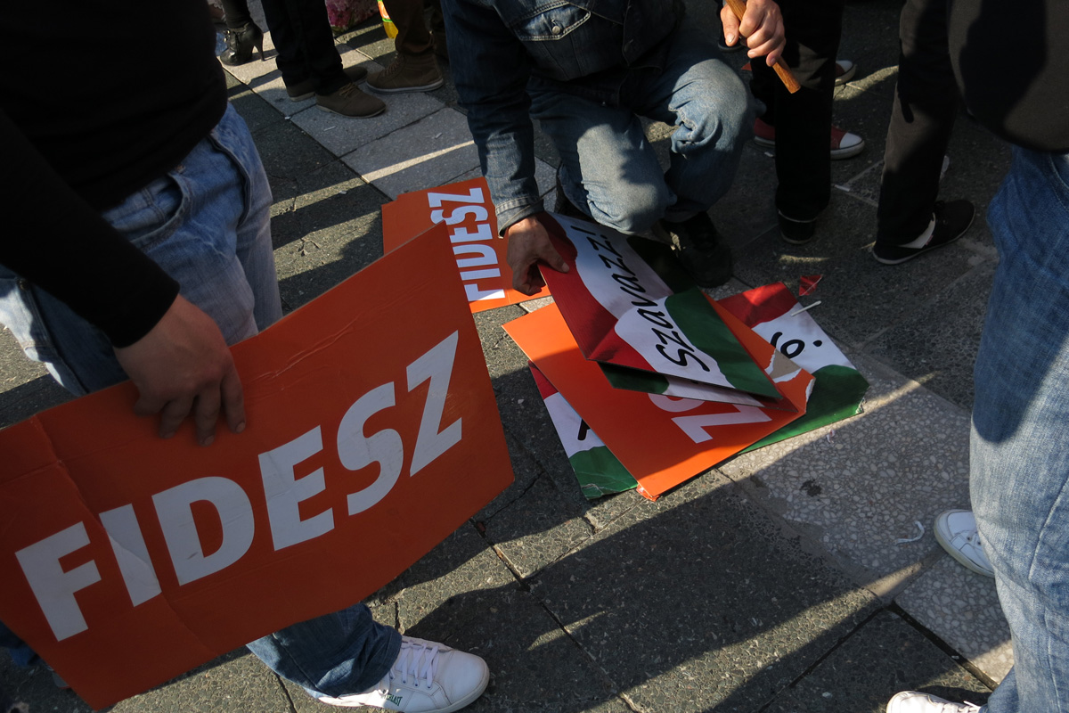 Illustration for article titled Harcba boldog jövőért megyünk – képeink a Második Békemenetről