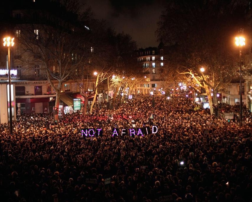Tízezrek emlékeznek a párizsi támadás áldozataira