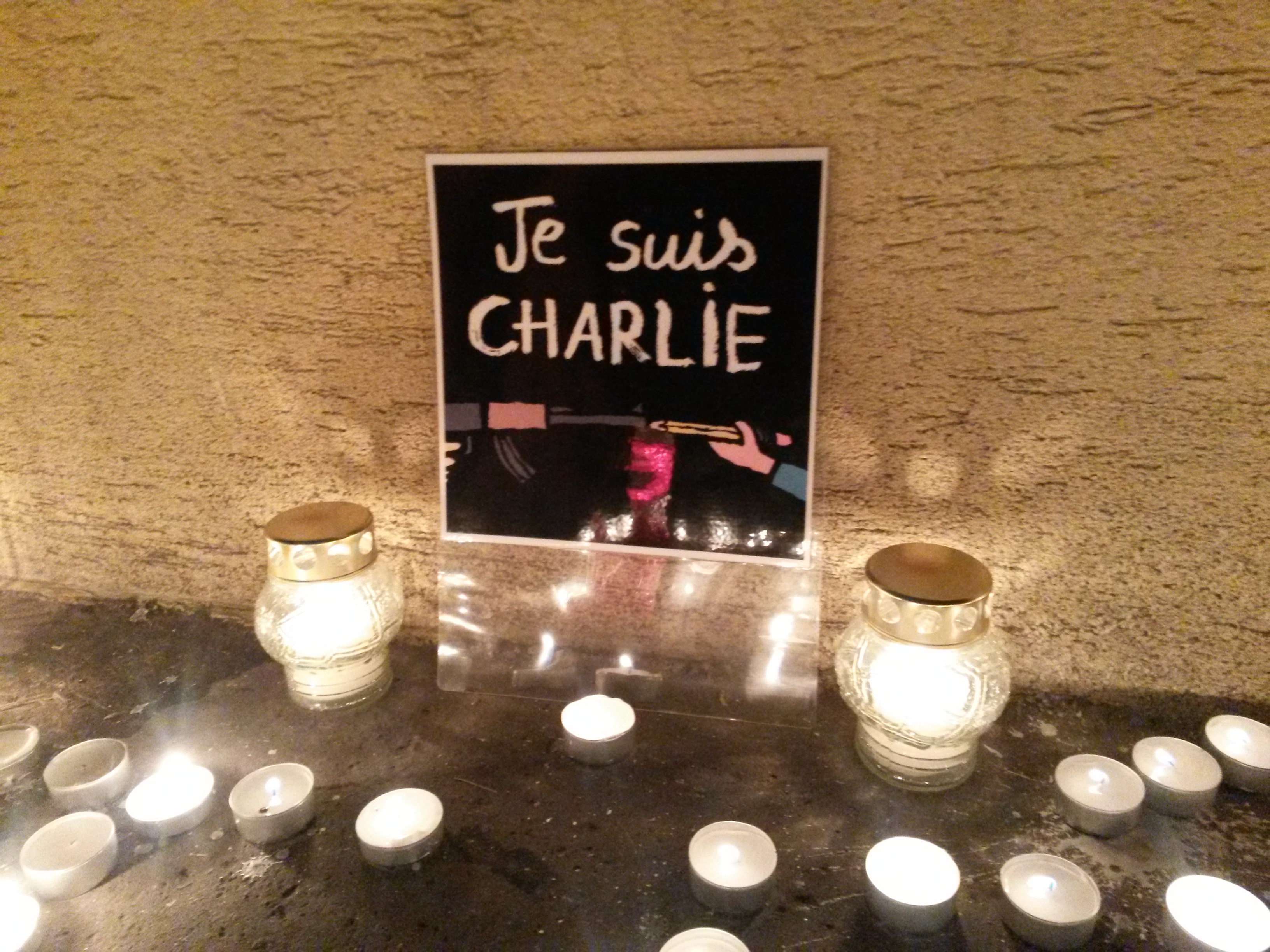 Illustration for article titled Mécsesek a francia nagykövetség előtt