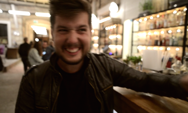 Azzal a kis redbullos üveggel kivertétek a két első fogát