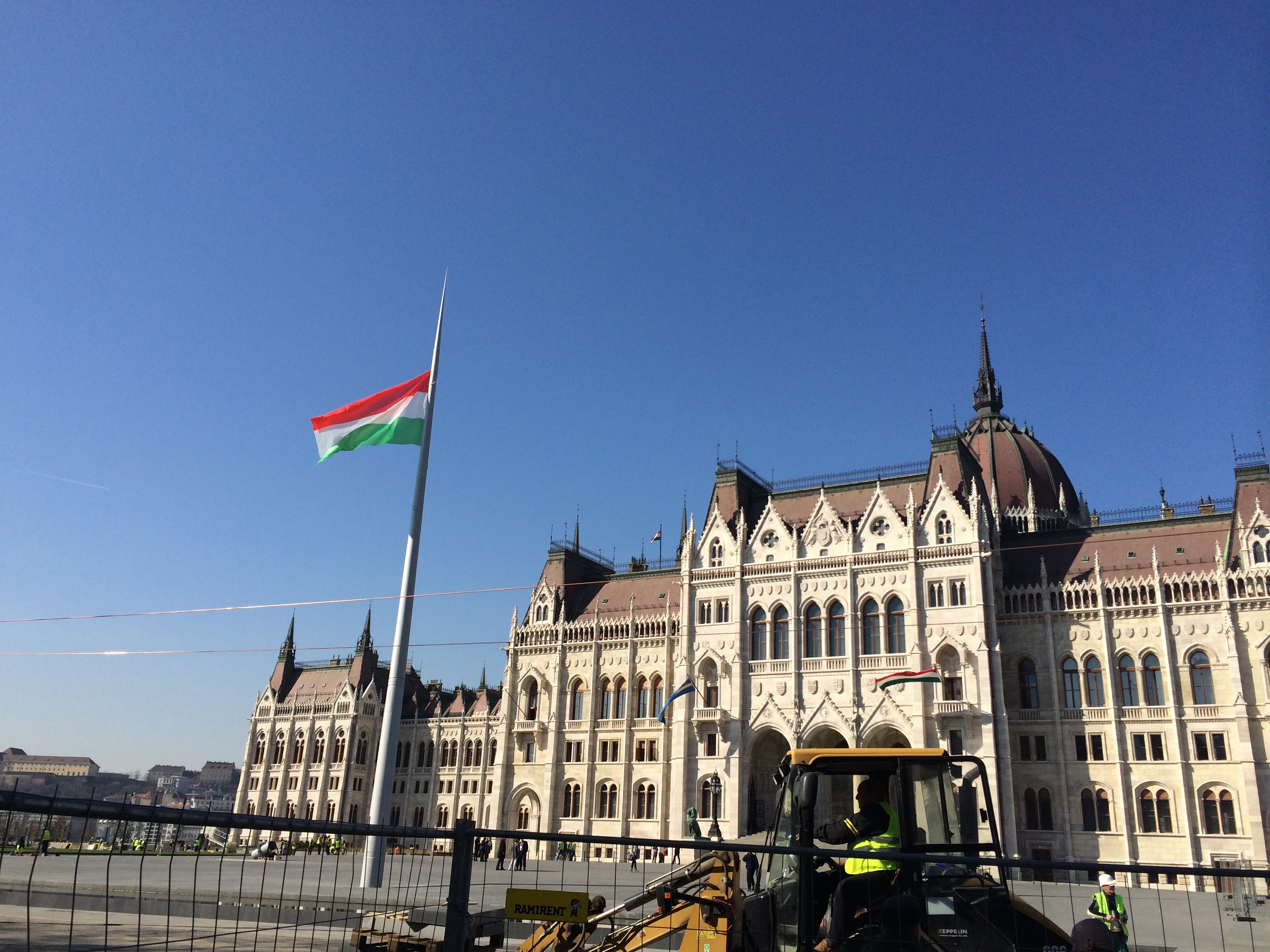 Vége a demokráciának, nem lehet felszedni a Kossuth tér kövezetét