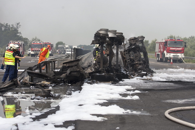 Megolvadt az aszfalt is – elképesztő baleset volt ma az M7-esen