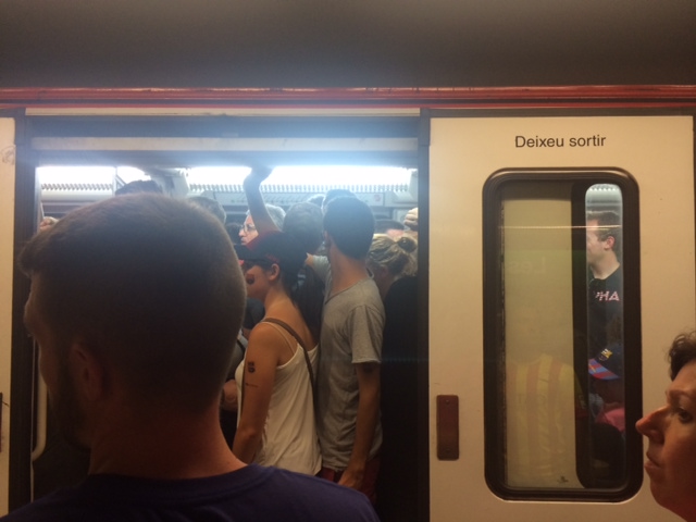 Illustration for article titled Két gyerekkel és egy nővel a Camp Nou poklában