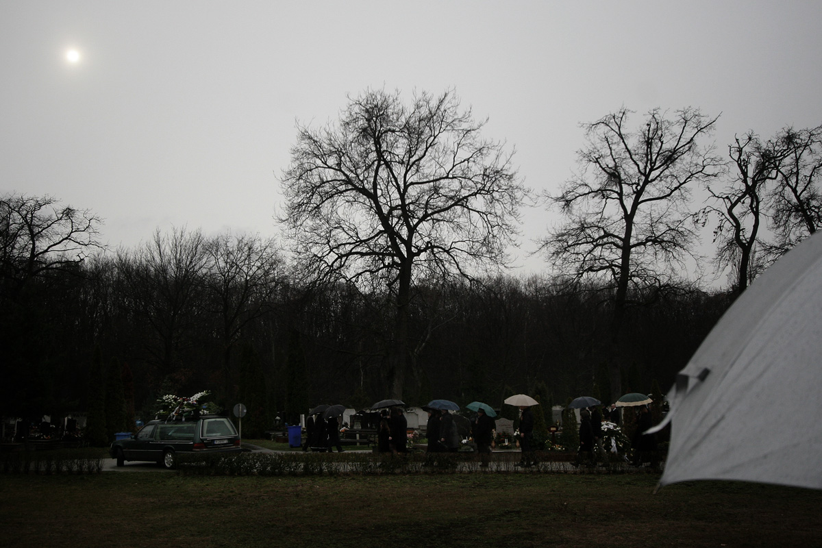 Illustration for article titled Elég egy szálat elszakítani – ma temették Borbély Szilárdot