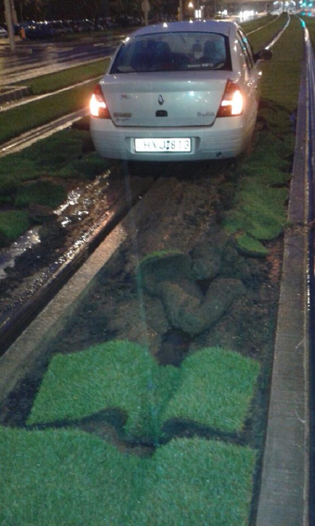 Illustration for article titled A nap idiótája az 1-es villamos síneire hajtó renault-s