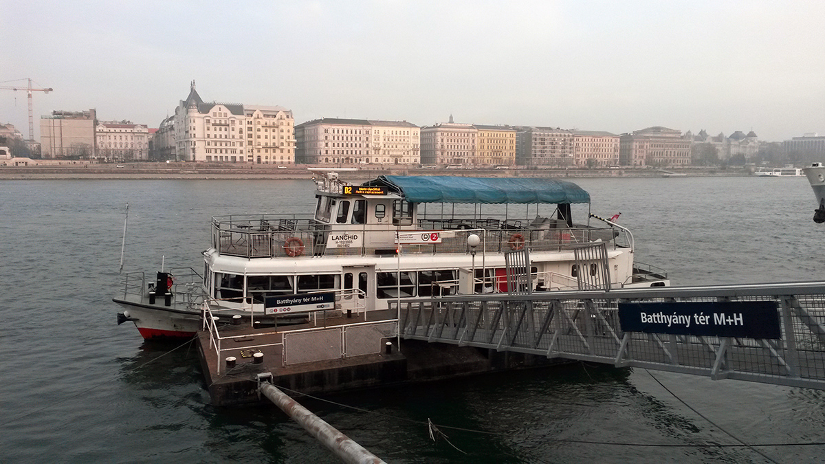 Illustration for article titled Konc-gyorsteszt: metrópótló hajó (replacement boat)