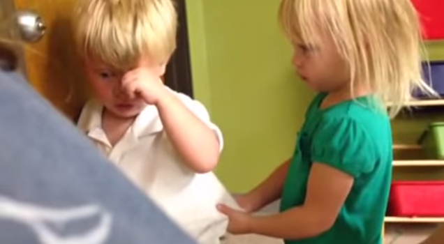 Ennek a kisfiúnak megbökték a szívét, és ez fáj