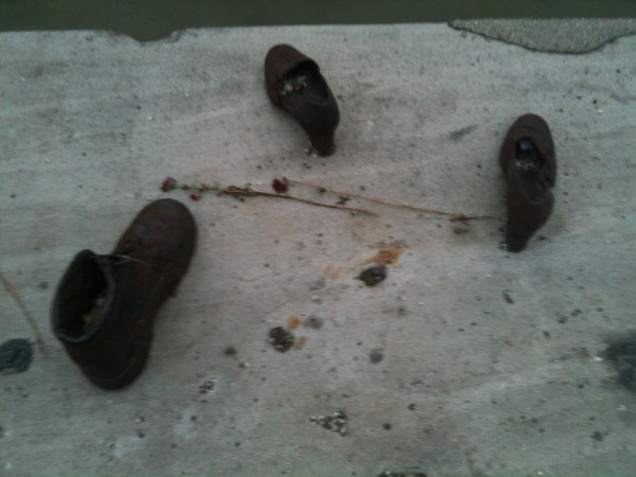 Ki az az elvetemült pondró, aki cipőket lop a Duna-partról?